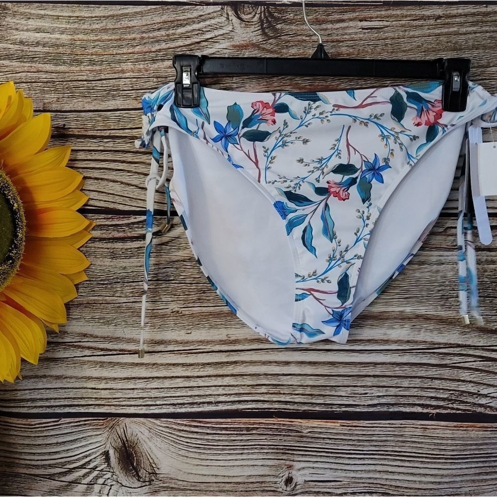 "Daisy Fuentes" Woman's bikini top Size: 16 white/Multicolored Floral NWT